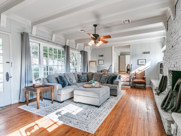 Smart TV, offices - 9 Min. to Fairgrounds Coliseum | Close to OC & SNU (Oklahoma City)