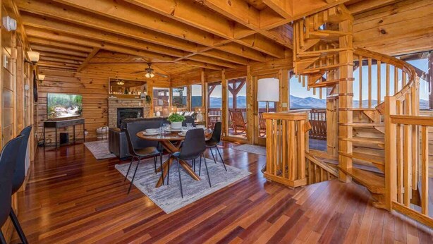 L’intérieur d’une cabane en bois comprend un coin repas, une cuisine et un escalier en colimaçon.