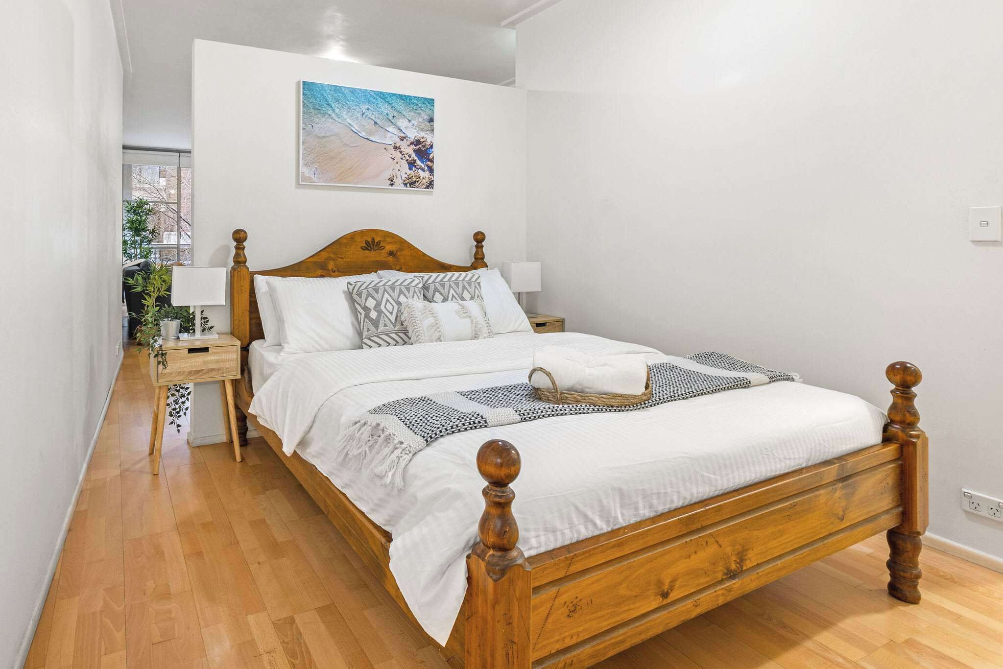 Tabla de planchar con plancha, wifi y ropa de cama 