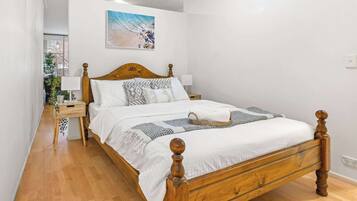 Tabla de planchar con plancha, wifi y ropa de cama