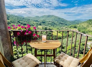 Outdoor dining - Fresh and tranquil 2 Bedroom next to Roman Castle (San Gregorio da Sassola)