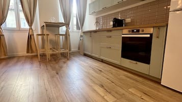 Réfrigérateur, micro-ondes, four, plaque de cuisson