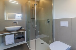 Businesshuoneisto, järvinäköala | Kylpyhuone | Suihku, hiustenkuivaaja, bidee, pyyhkeet
