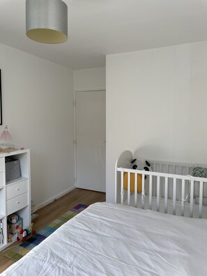 3 chambres, fer et planche à repasser, Wi-Fi, draps fournis