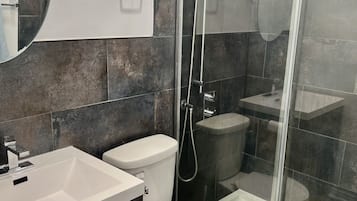 Douche, sèche-cheveux, serviettes fournies, savon