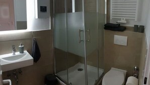 Een douche, een haardroger, handdoeken, zeep