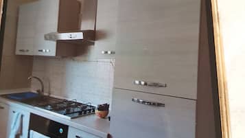 Frigorifero, forno, piano cottura, macchina per tè/caffè