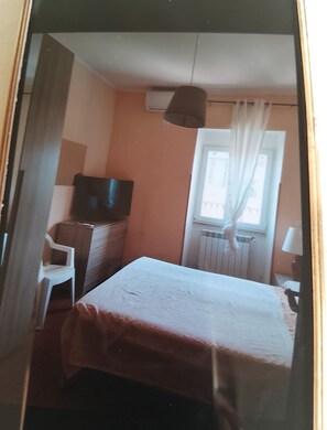 Silitysrauta/-lauta, Wi-Fi, vuodevaatteet