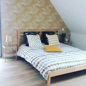 4 chambres, bureau, fer et planche à repasser, lit parapluie