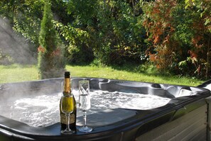 Outdoor spa tub - Fantastisches Cottage aus dem 18. Jahrhundert. Mit Eigenem Steg und Whirlpool (Stockholms län)