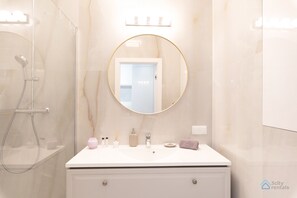 Apartment, Gartenblick | Badezimmer | Dusche, Haartrockner, Handtücher, Seife