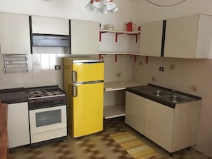 Refrigerador, microondas, placa de cocina, cafetera/tetera