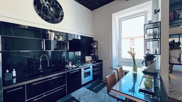 Frigorifero, microonde, forno, piano cottura