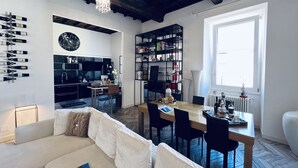 Een moderne leefruimte met keuken, eethoek en een gezellige zithoek.