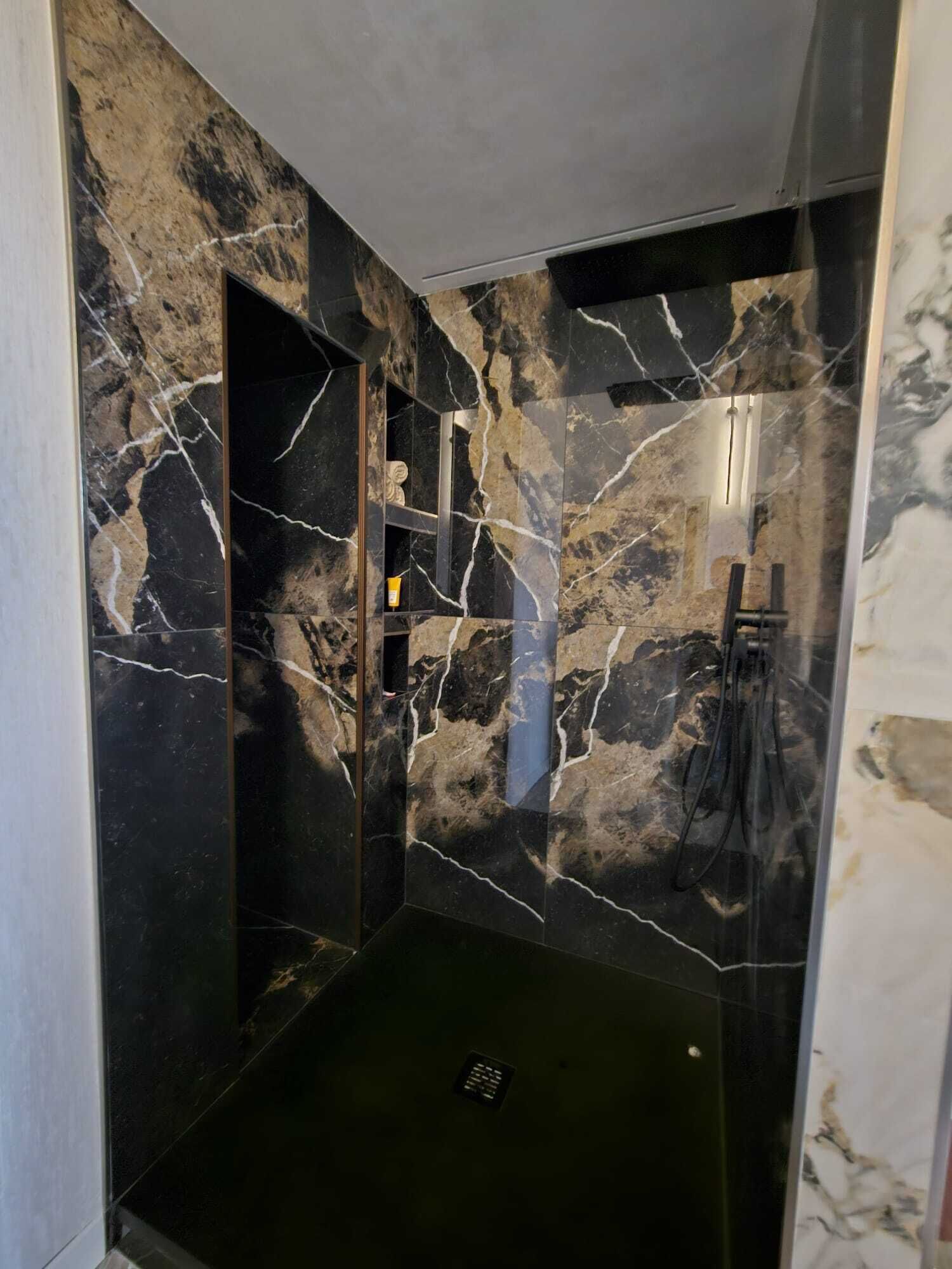 Een douche, een haardroger, een bidet, handdoeken