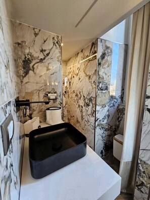 Douche, sèche-cheveux, bidet, serviettes fournies