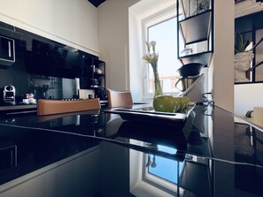 Kühlschrank, Mikrowelle, Ofen, Herdplatte