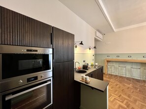 Frigorífico, horno, placa de cocina y lavavajillas