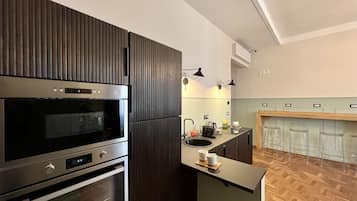 Réfrigérateur, four, plaque de cuisson, lave-vaisselle