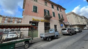 A building with a sign reading "Pasta All'Uovo" on the ground floor. - Casa Vacanze Il Conservatorio - by Be Your Home (Civitavecchia)