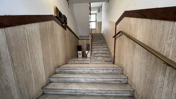 A staircase with marble steps and wooden handrails, leading to an upper floor. - Casa Vacanze Il Conservatorio - by Be Your Home (Civitavecchia)