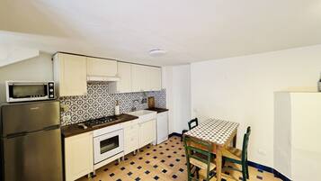 KĂŒhlschrank, Ofen, Herdplatte, GeschirrspĂŒler