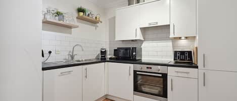 Apartemen Klasik | Dapur pribadi | Lemari es besar, microwave, oven, dan kompor