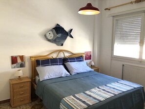 3 dormitorios, tabla de planchar con plancha, ropa de cama