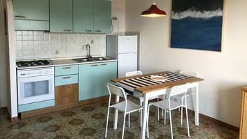 Mikrowelle, Ofen, Herdplatte, Wasserkocher mit Kaffee-/Teezubehör