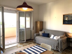 TV - Casa Raffaello - Two Bedroom Apartment, Sleeps 6 (Santa Marinella)