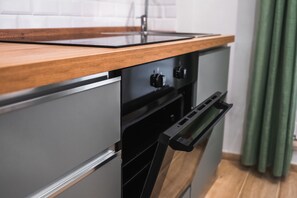 Réfrigérateur, four, plaque de cuisson, cafetière/bouilloire