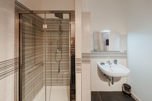 Dusche, Haartrockner, Bidet, Handtücher