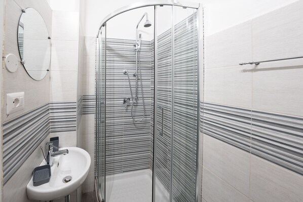 Bruser, hårtørrer, bidet, håndklæder