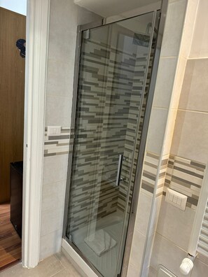 Douche, sèche-cheveux, bidet, serviettes fournies