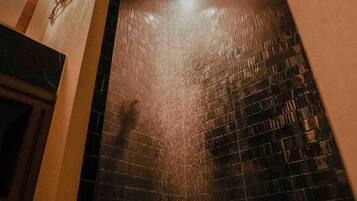 Verduisterende gordijnen, gratis wifi, beddengoed