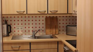 Kühlschrank, Ofen, Herdplatte, Wasserkocher mit Kaffee-/Teezubehör