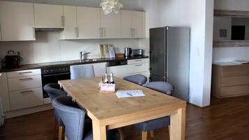 KĂŒhlschrank, Ofen, Herdplatte, GeschirrspĂŒler