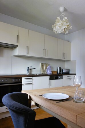 Fridge, oven, stovetop, dishwasher - Mountain View City Center  (Innsbruck)