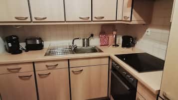 KĂŒhlschrank, Ofen, Herdplatte, Wasserkocher mit Kaffee-/Teezubehör