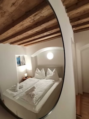 1 bedroom, desk, free WiFi, bed sheets - City Center Golden Roof 5 (Innsbruck)
