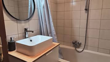 Secadora de cabello, toallas, jabón, papel de baño