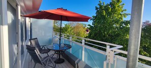 Outdoor dining - Ferienwohnung Sonnenterrasse an der Seebrücke in Zingst, 50 m zum Strand in Topl (Zingst)