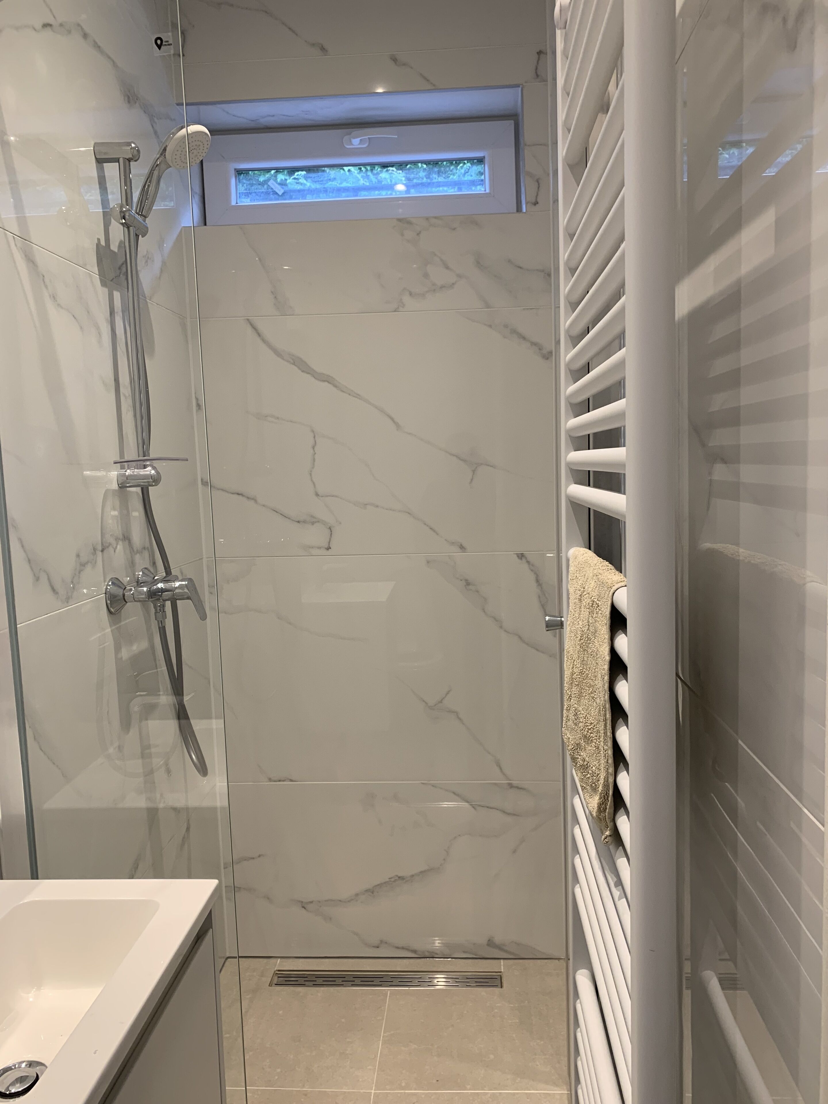 Douche, articles de toilette gratuits, sèche-cheveux