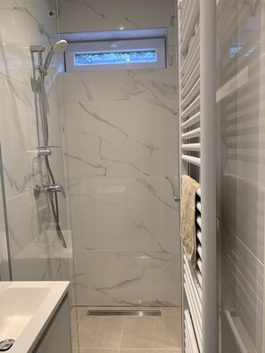 Dusche, kostenlose Toilettenartikel, Haartrockner, Handtücher