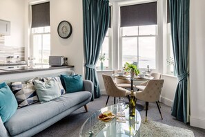TV connectée, cheminée, espaces bureaux