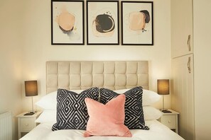 2 室のベッドルーム、アイロン / アイロン台、WiFi (無料)、ベッドシーツ