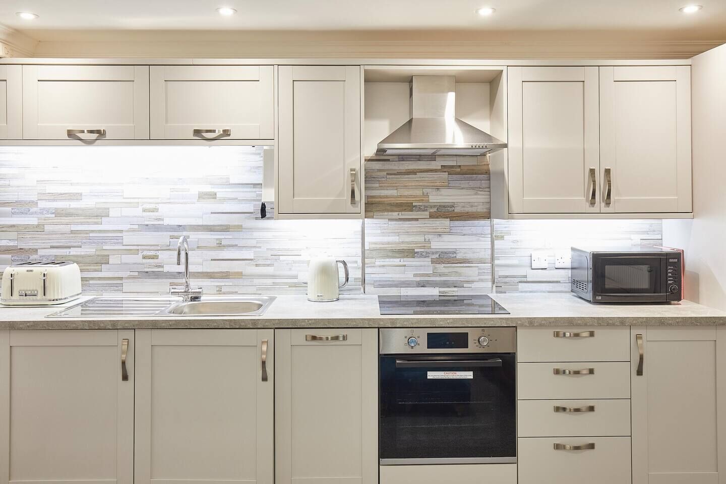 Frigorífic, microones, forn i placa de cuina 