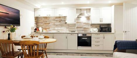 Jääkaappi, mikroaaltouuni, uuni, liesi