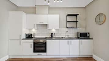 Design Apartment | Private kitchen | Full-sized fridge, microwave, oven, stovetop