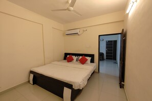 Desk, blackout curtains, free WiFi - Vaishnav Inn (Pune)